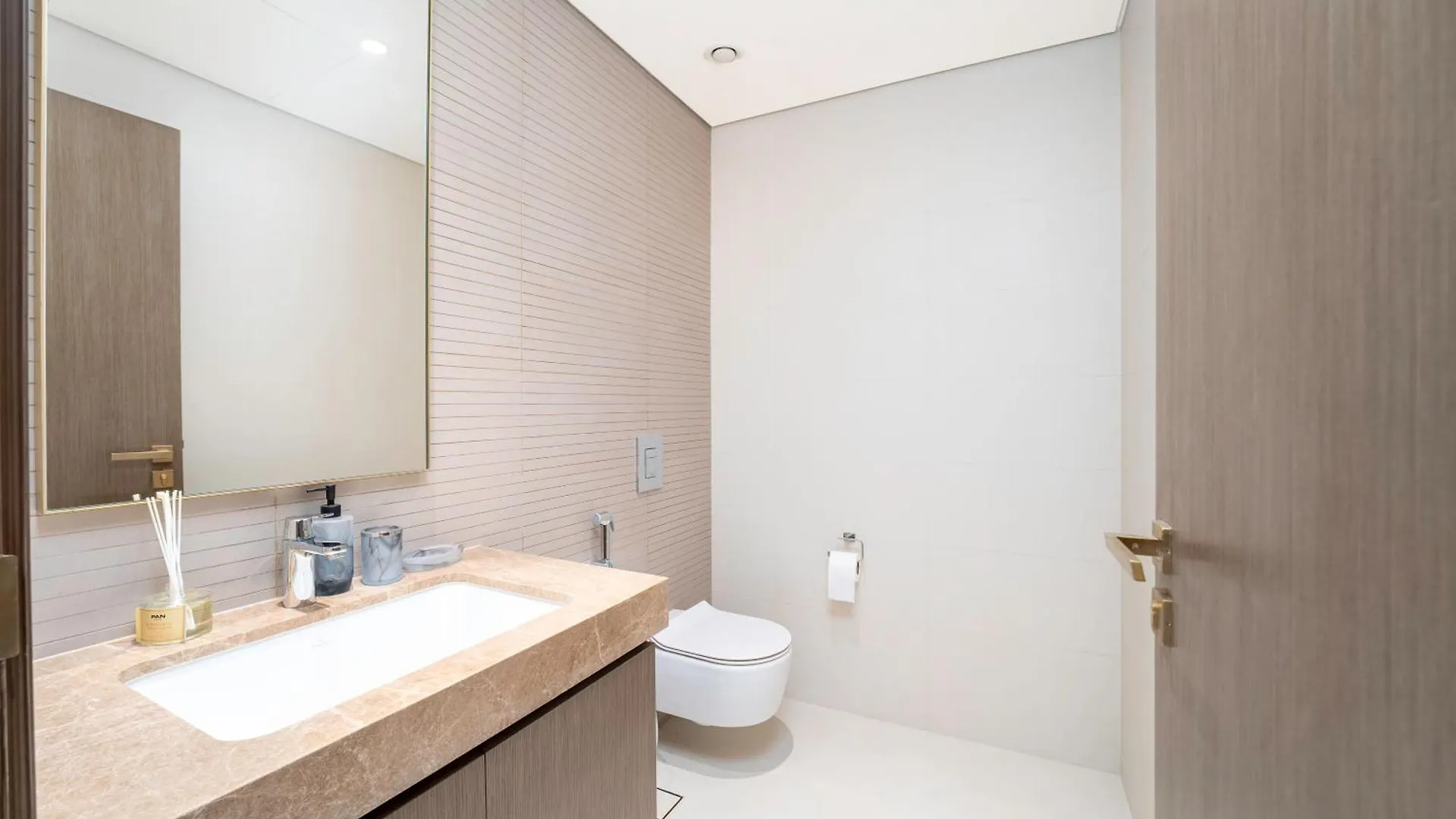 Exclusive Beachfront 2 Bed With Pool & Palm View Dubai
