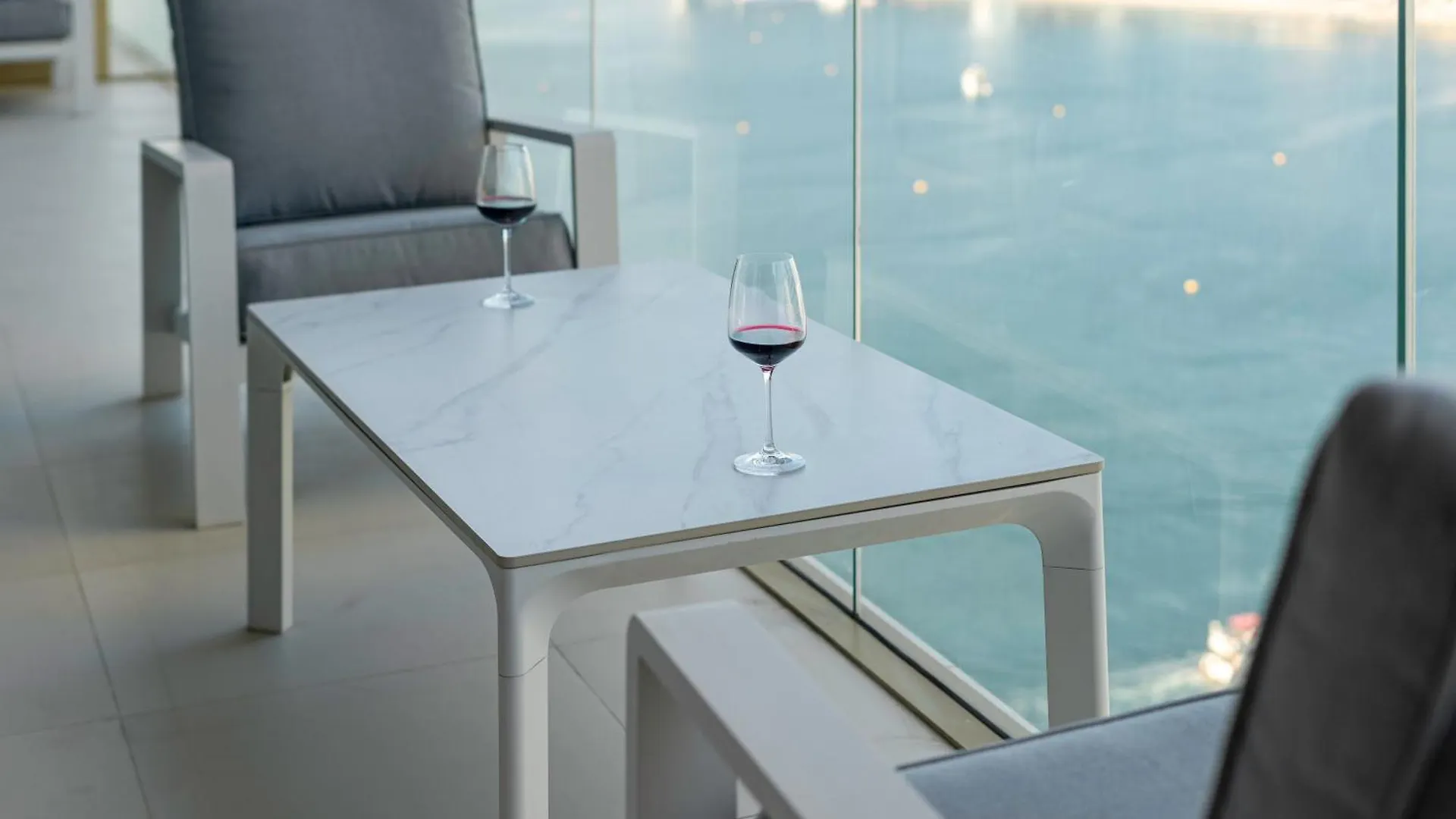 Exclusive Beachfront 2 Bed With Pool & Palm View Dubai Apartment