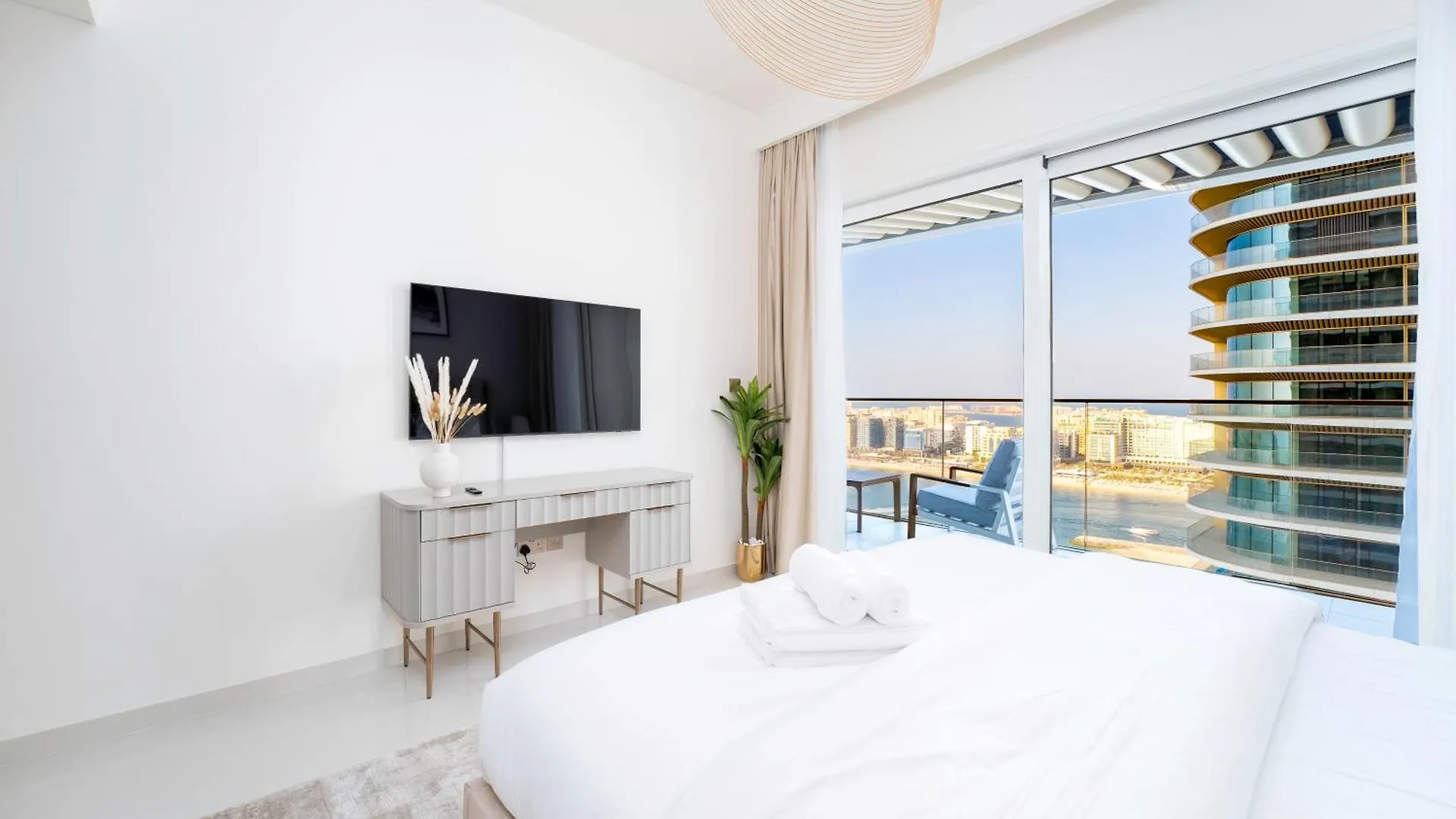 Exclusive Beachfront 2 Bed With Pool & Palm View Dubai Apartment