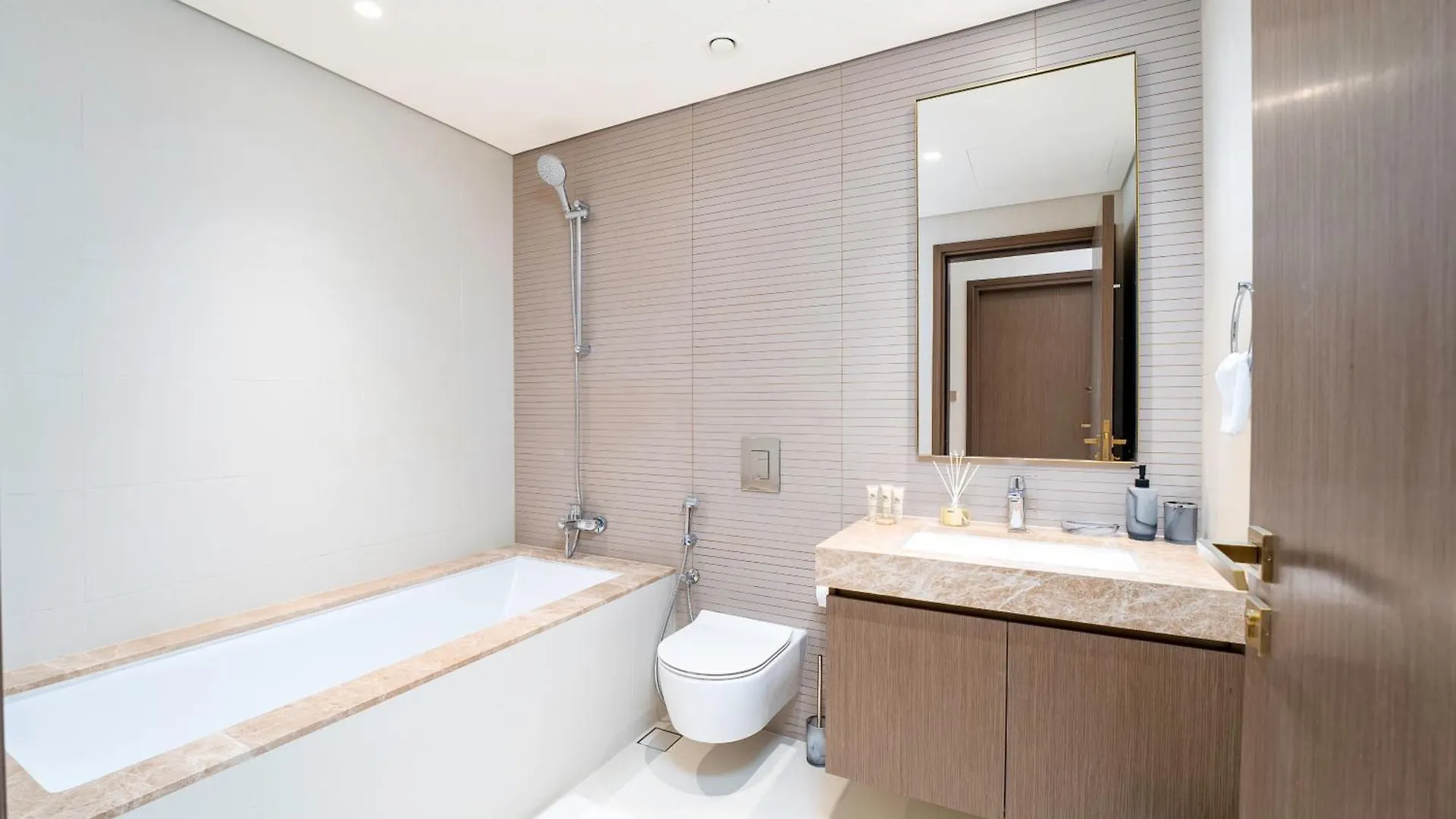 Apartment Exclusive Beachfront 2 Bed With Pool & Palm View Dubai