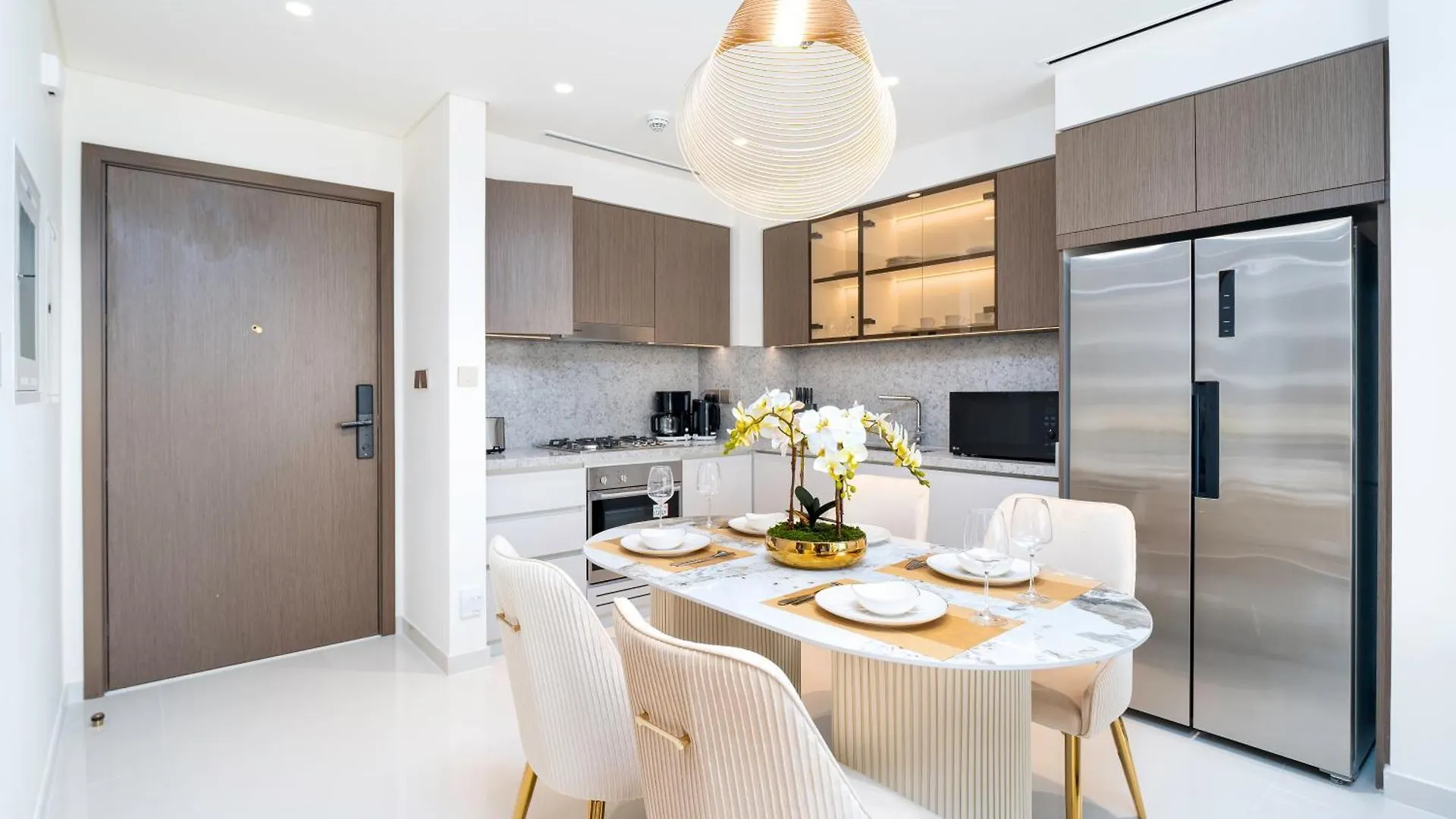 Exclusive Beachfront 2 Bed With Pool & Palm View Dubai