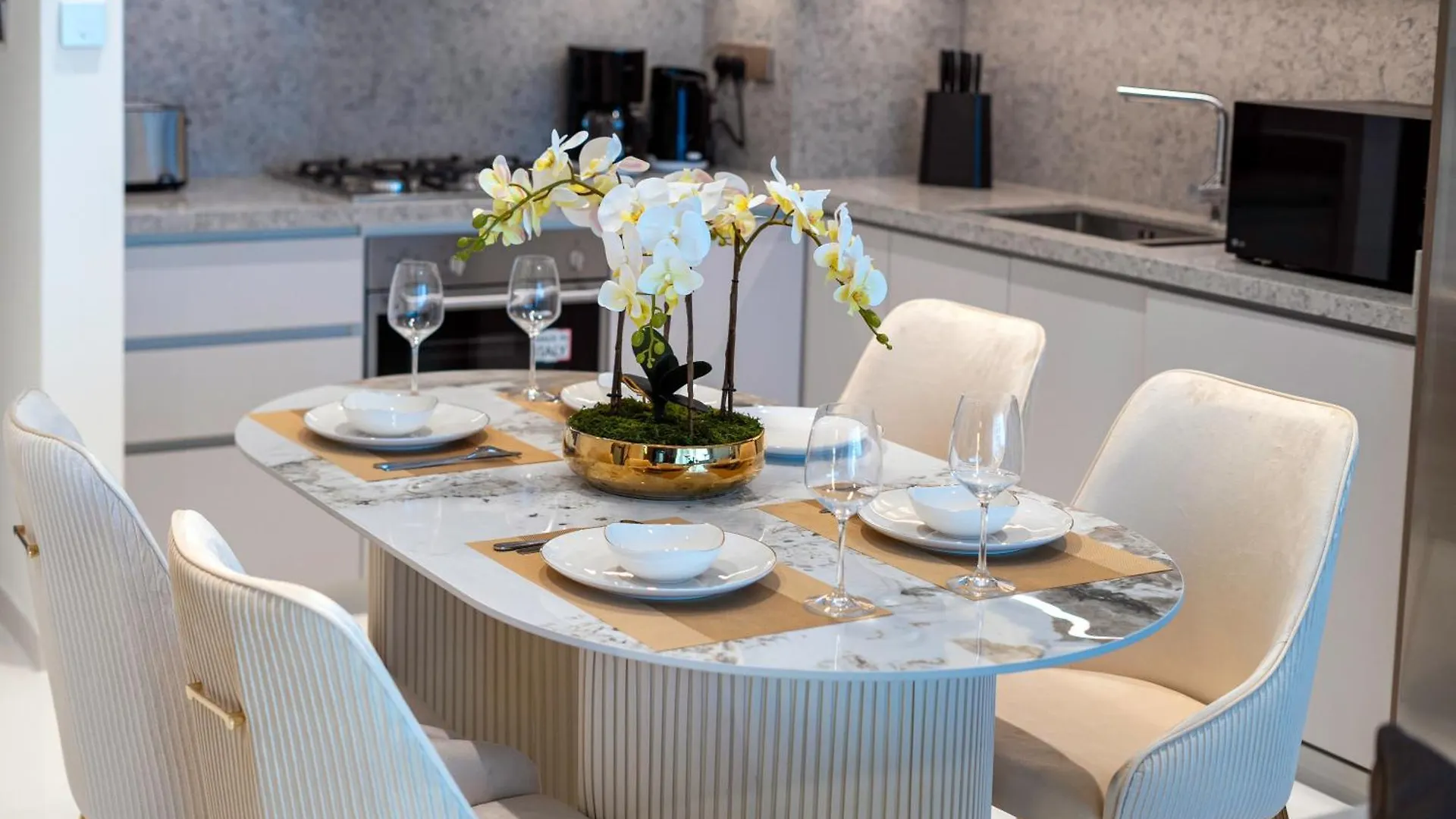 Exclusive Beachfront 2 Bed With Pool & Palm View Dubai