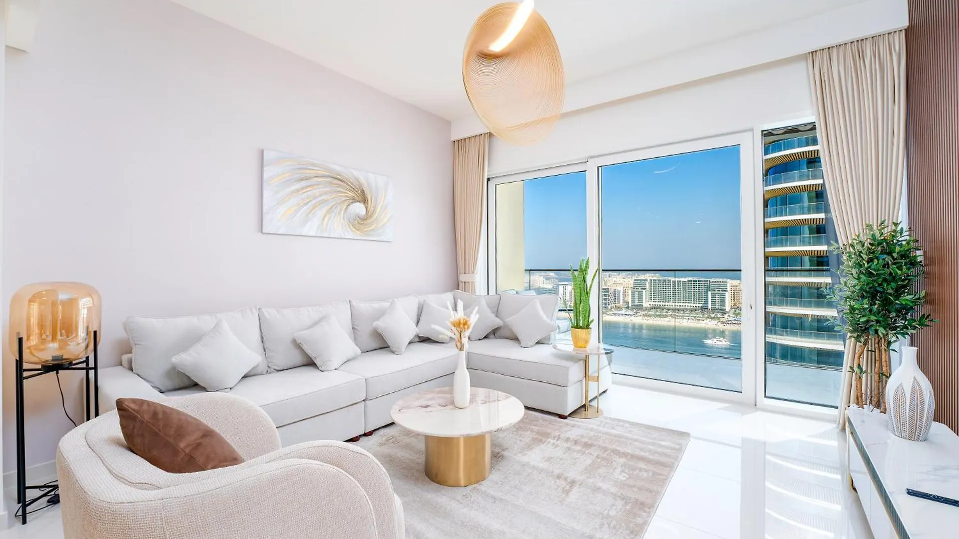 Exclusive Beachfront 2 Bed With Pool & Palm View Dubai
