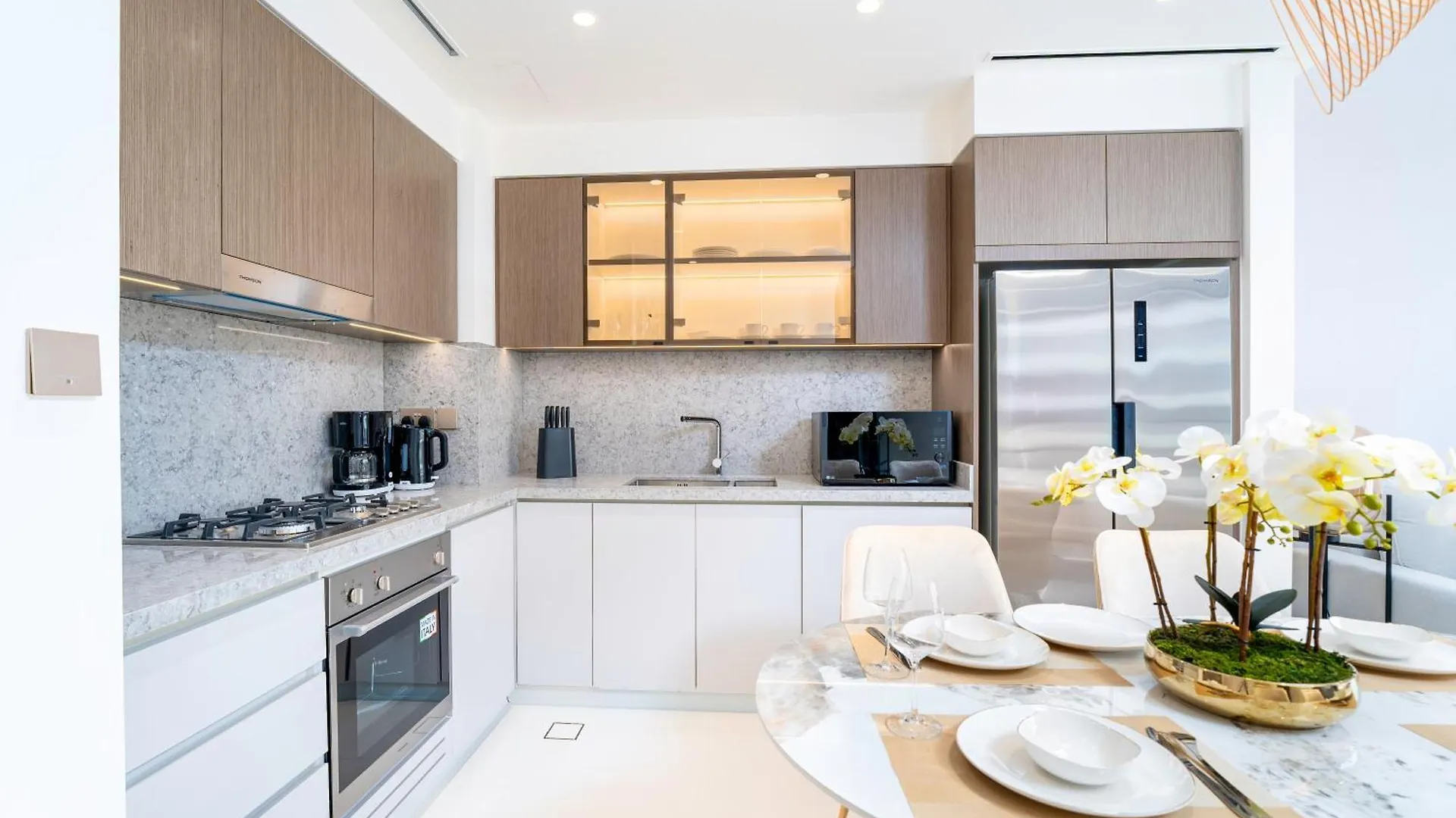 Exclusive Beachfront 2 Bed With Pool & Palm View Dubai Apartment
